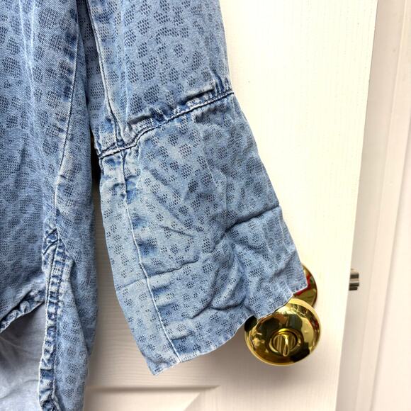 Bella Dahl Blue Chambray Blouse, Spotted Pattern Button Up, Size S - Picture 4 of 6